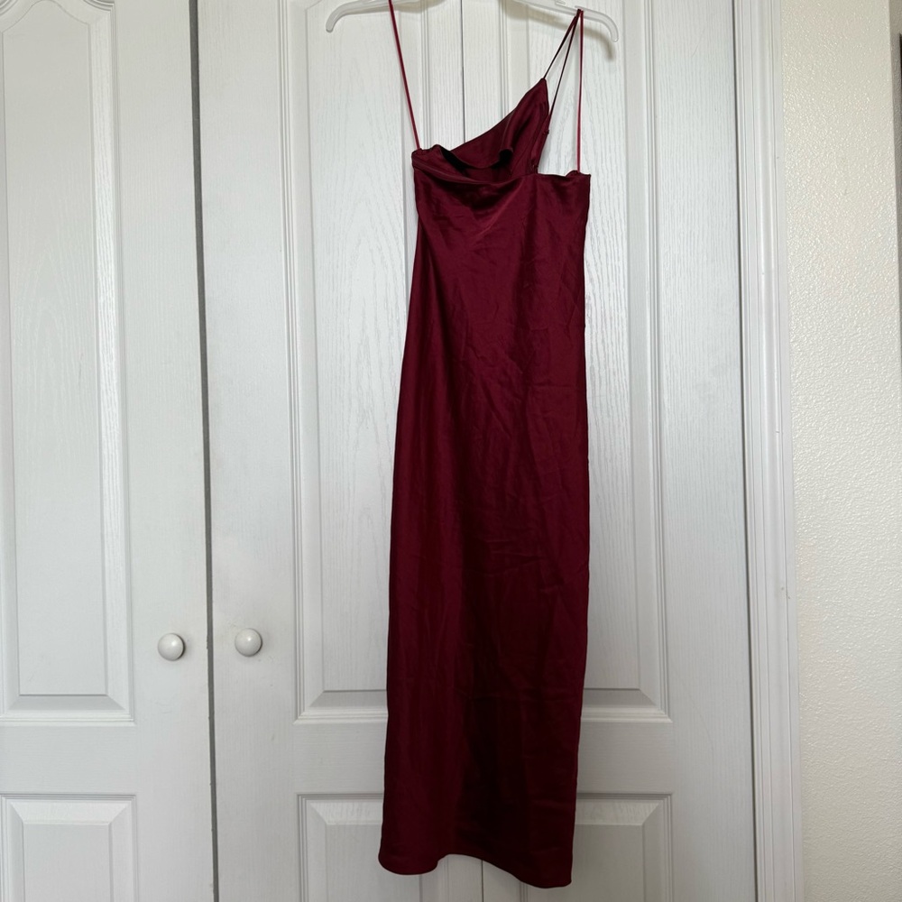 EXPRESS One-Shoulder Satin Dress in Deep Red (A5) - Picture 4 of 6